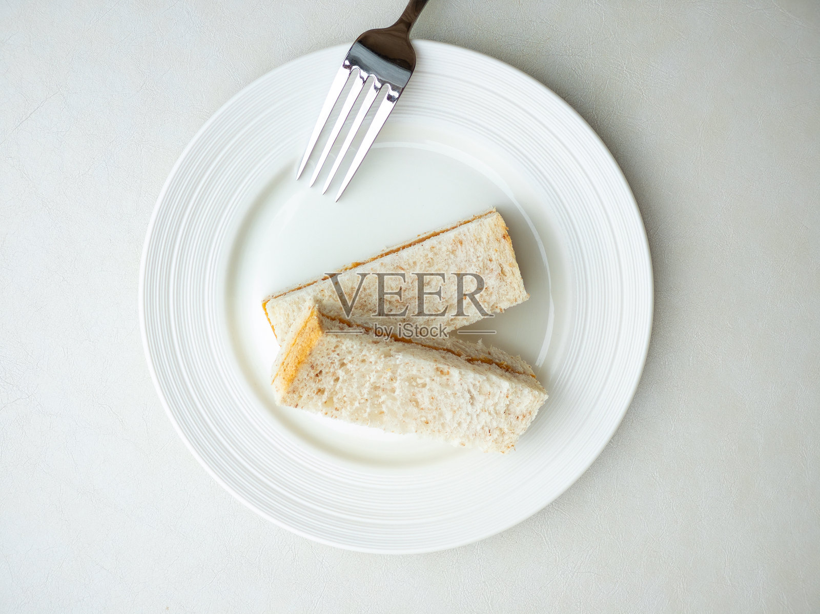 白盘上的全麦花生酱面包照片摄影图片