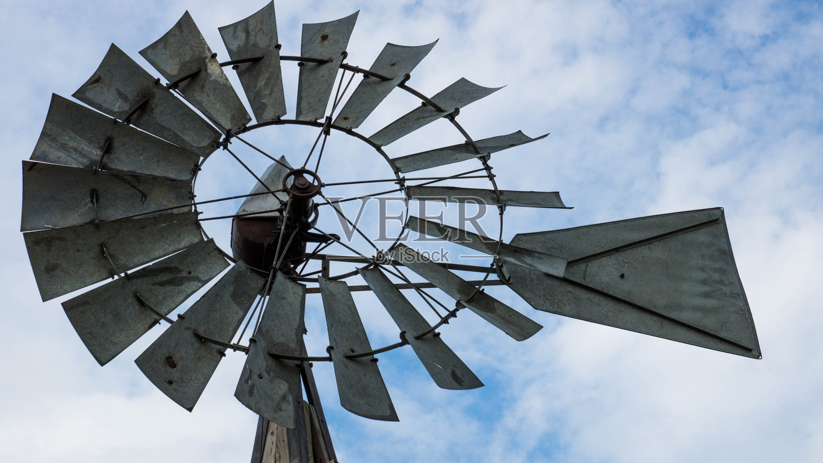 低角度视图的传统风车与天空相映成趣照片摄影图片