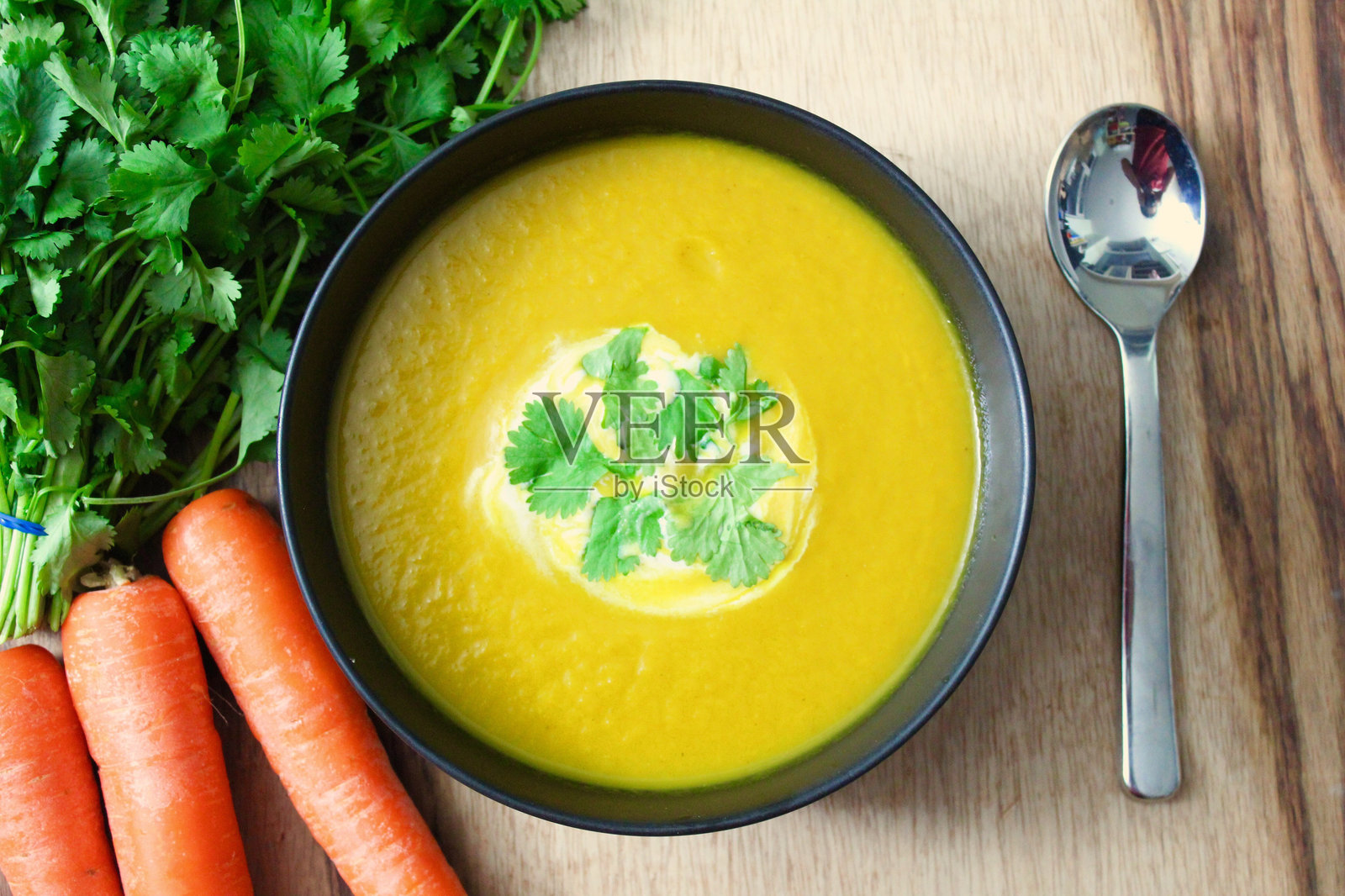 高角度视图的碗中汤在桌子上照片摄影图片