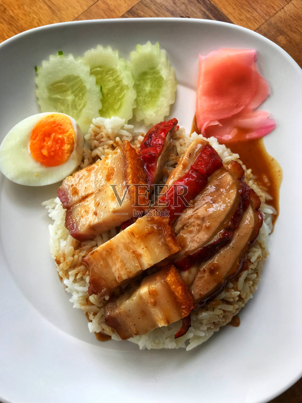 酥脆猪肉配酱汁米饭照片摄影图片