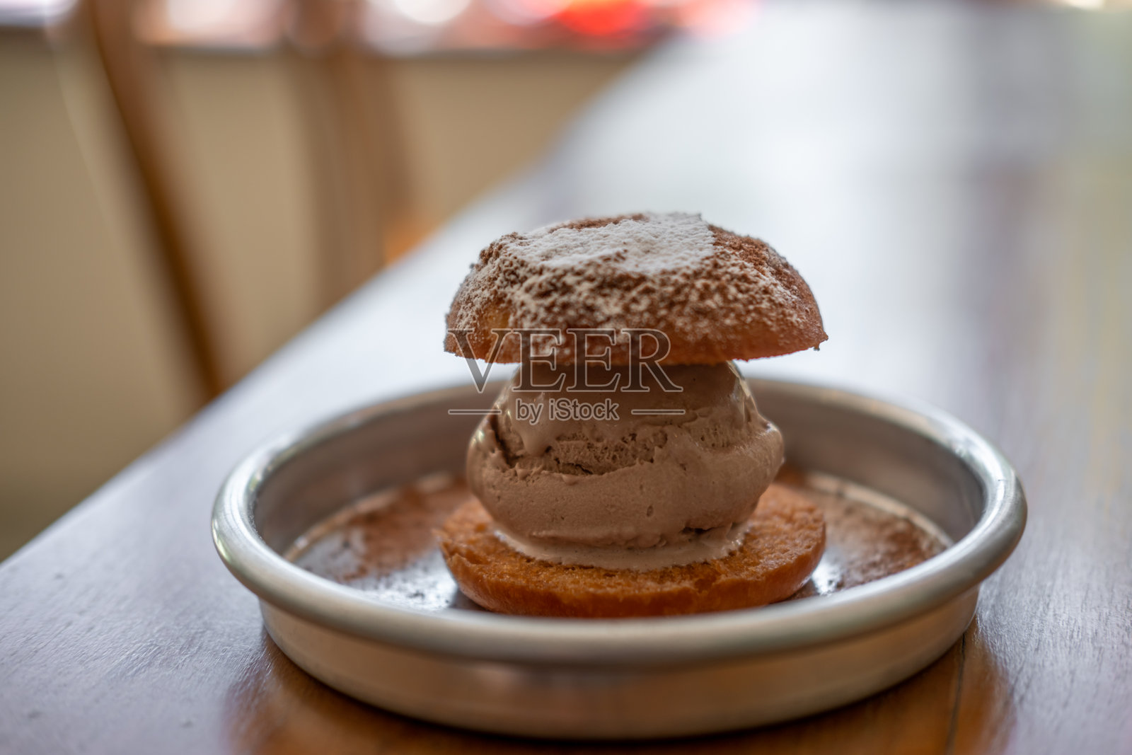 巧克力冰淇淋配炸面包，盛放在盘子里照片摄影图片