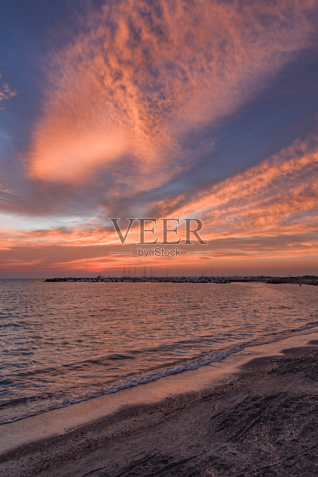 八月小港口的美丽海上日落照片摄影图片
