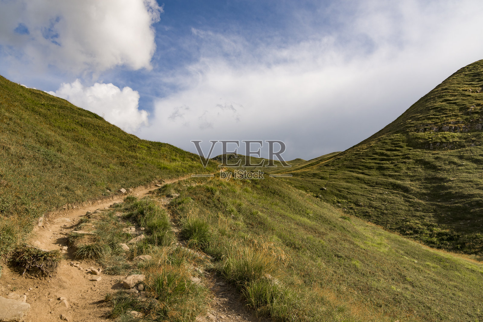 八月的山地风景和小径照片摄影图片