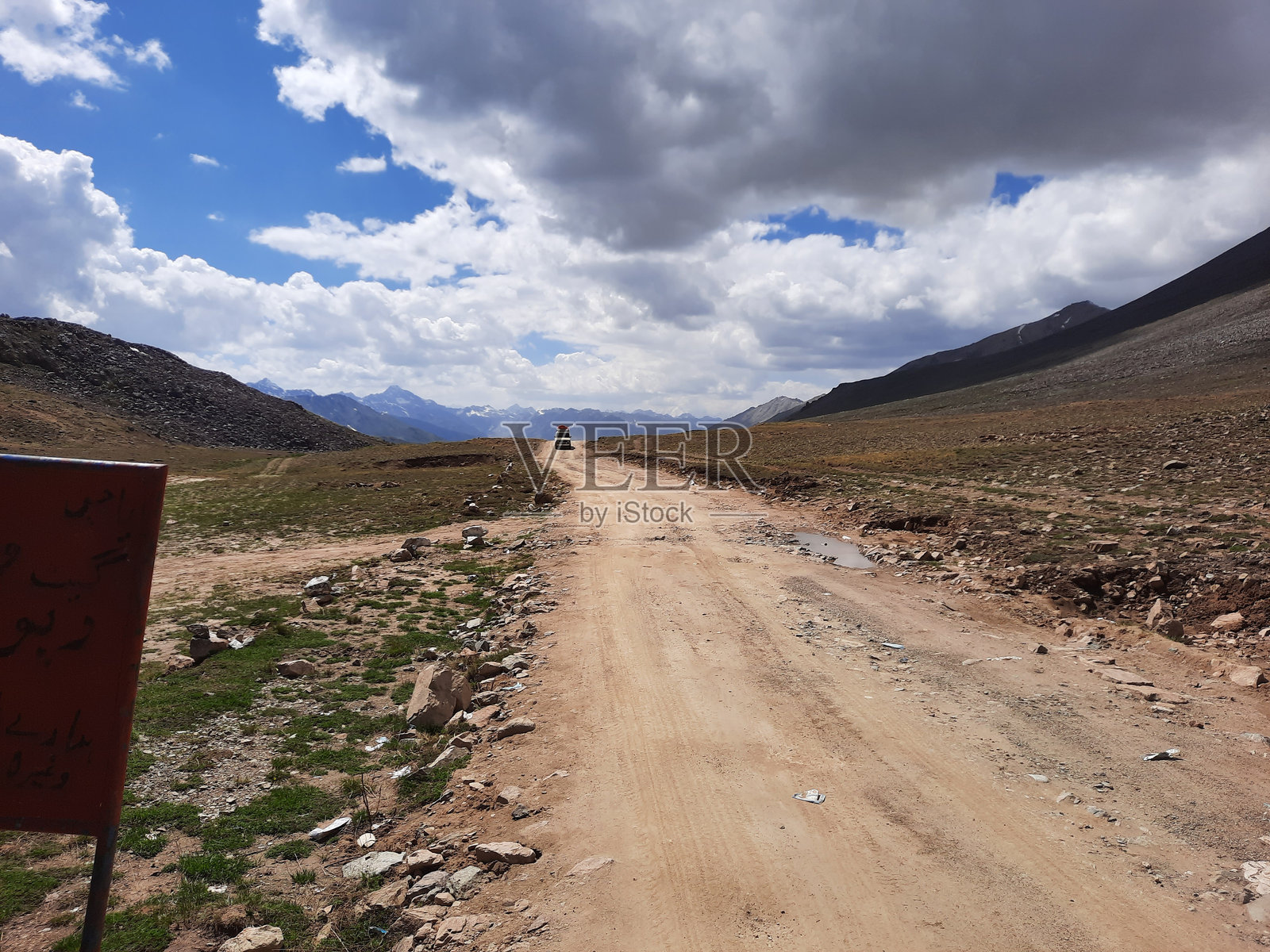 巴基斯坦吉尔吉特-巴尔蒂斯坦的德奥赛国家公园美丽的白天景色。照片摄影图片