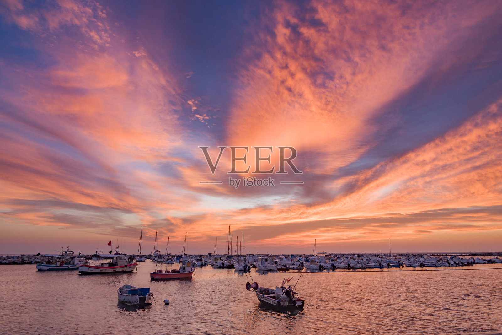 八月小港口的美丽海上日落照片摄影图片