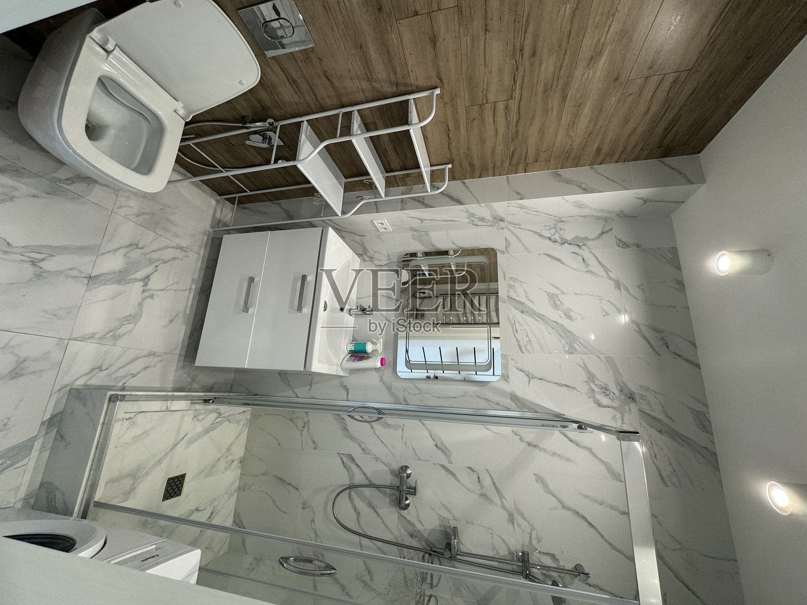 现代浴室，白色瓷砖装饰照片摄影图片