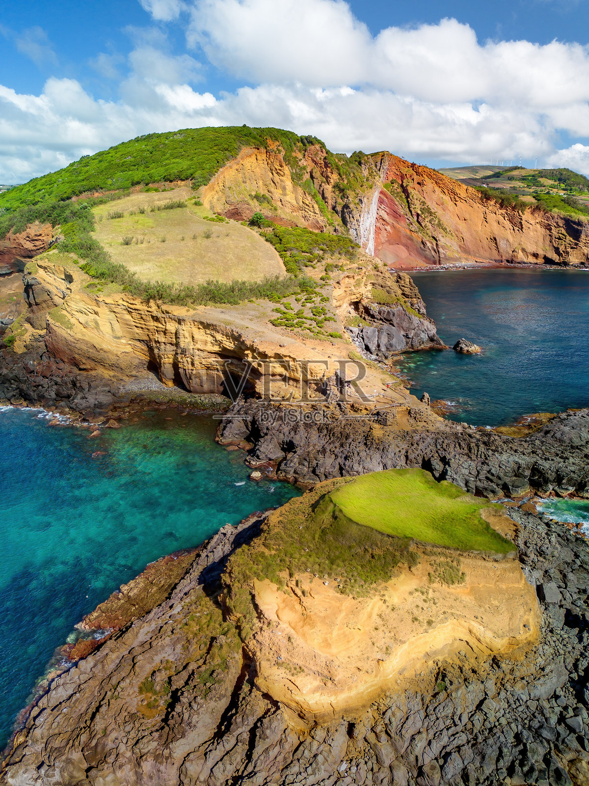亚速尔群岛特塞拉岛海岸线的 Contendas 小岛照片摄影图片