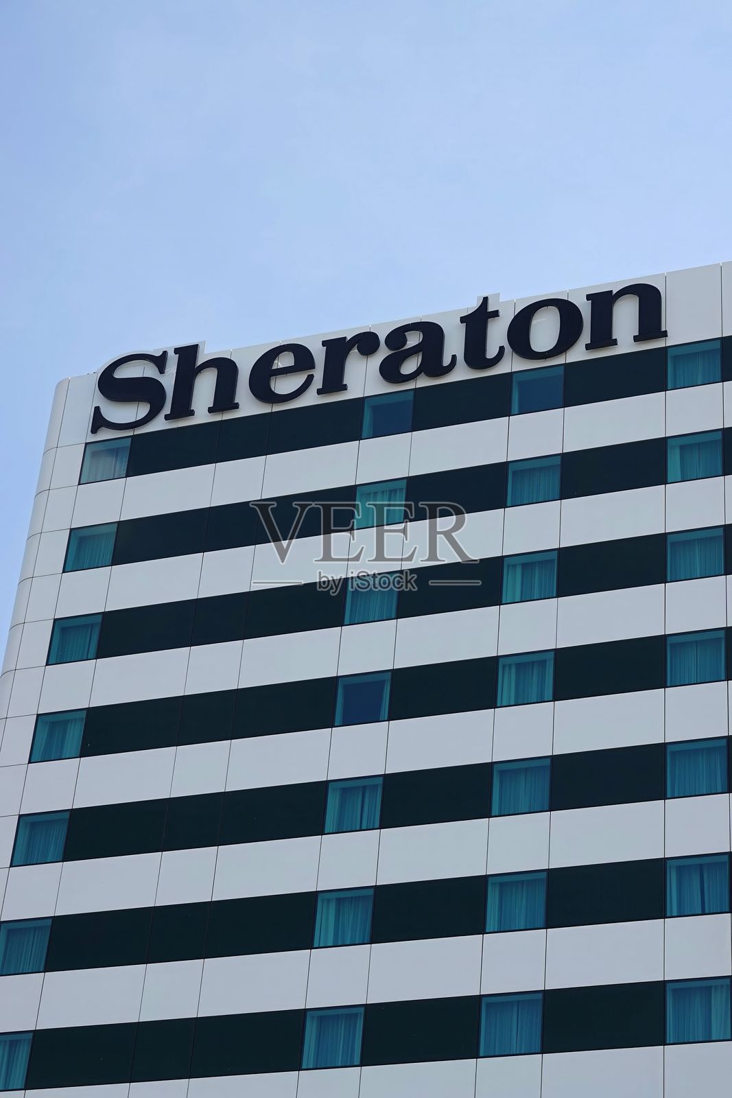 喜来登酒店外观的详细特写，背景是晴朗的蓝天照片摄影图片