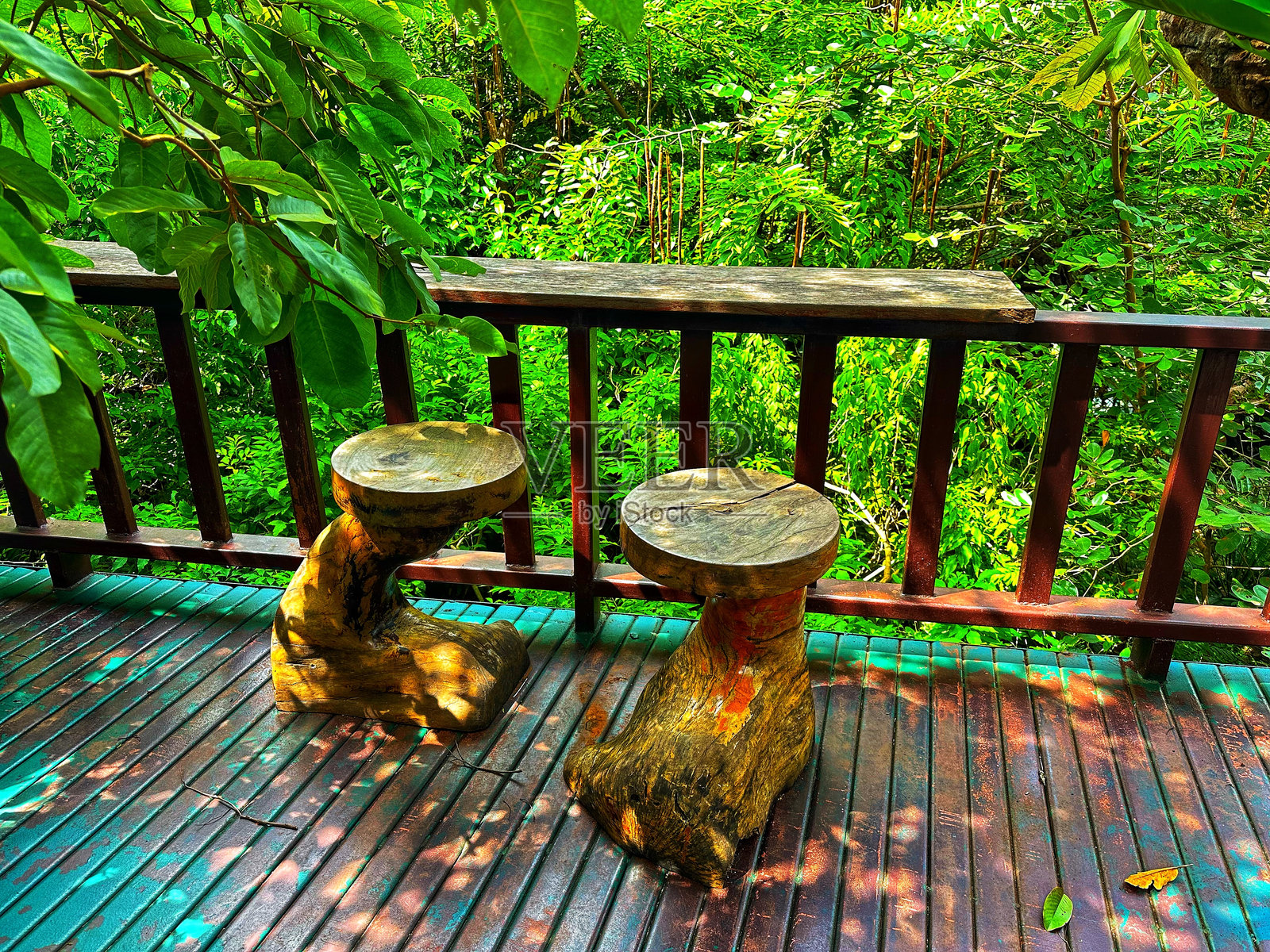 木制椅子和桌子照片摄影图片