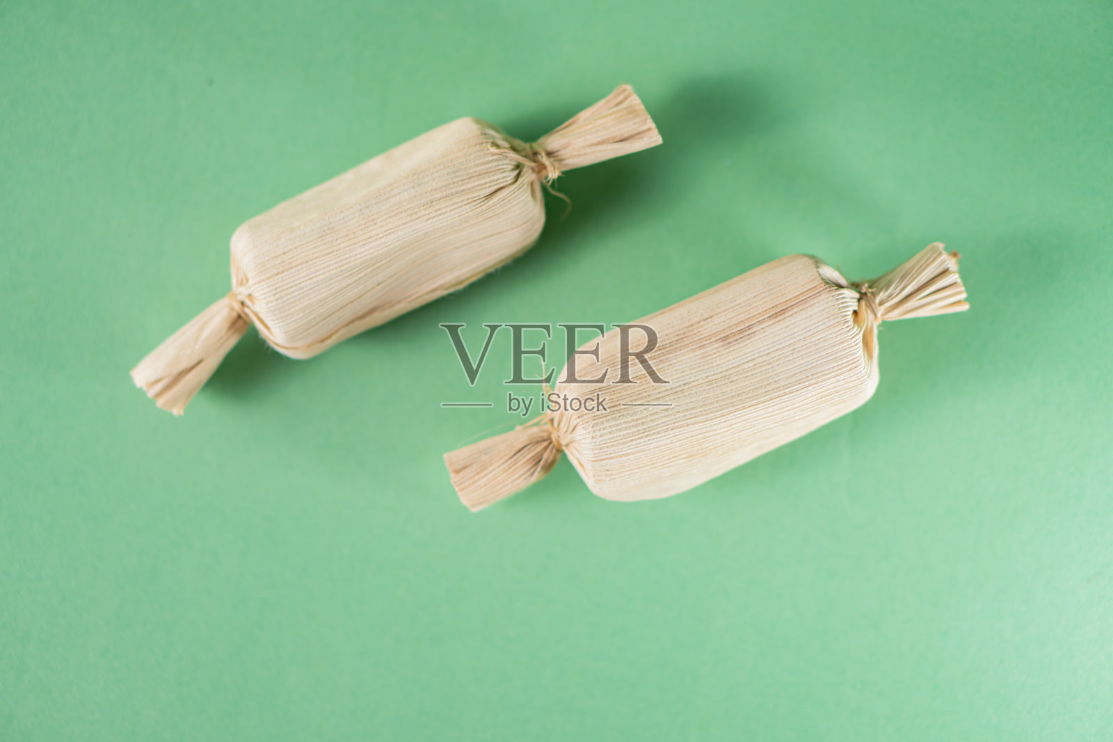 用玉米皮包裹的传统墨西哥玉米饺子照片摄影图片