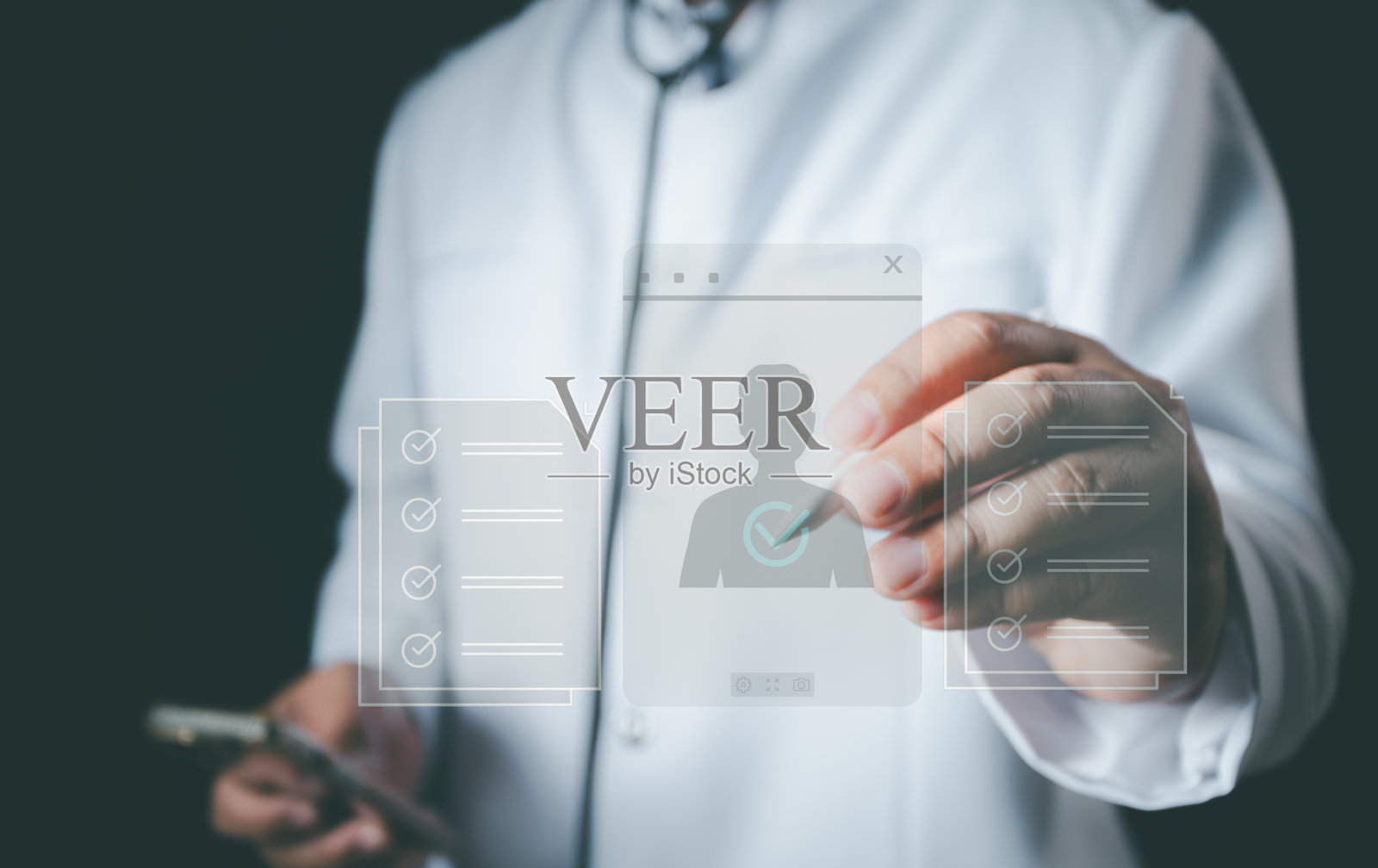 医生、个人和医疗专业人员使用笔在虚拟屏幕上填写检查清单调查，填写数字报告表格清单、评估、问卷、评价、在线调查、在线考试。照片摄影图片