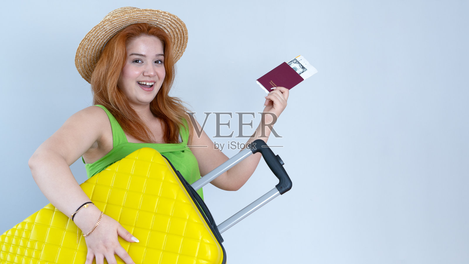 年轻女性游客在机场照片摄影图片