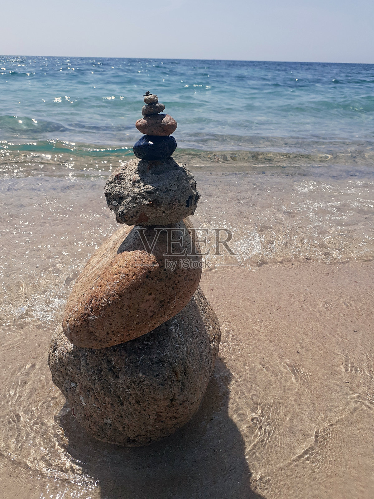 一个小石人守护着撒丁岛的海洋照片摄影图片