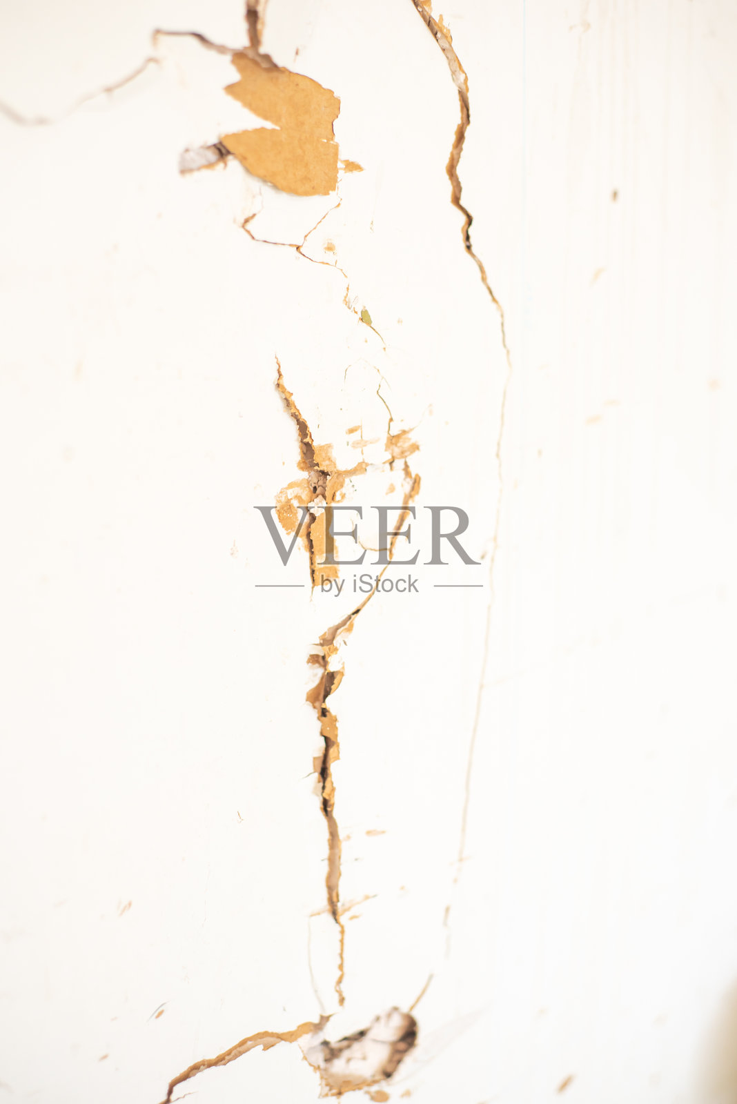 侧面视图的破损石膏板，平面由石膏和两层厚纸制成，位于德克萨斯州达拉斯的住宅车库，表面缺陷需要修补和修理，适合自己动手。照片摄影图片