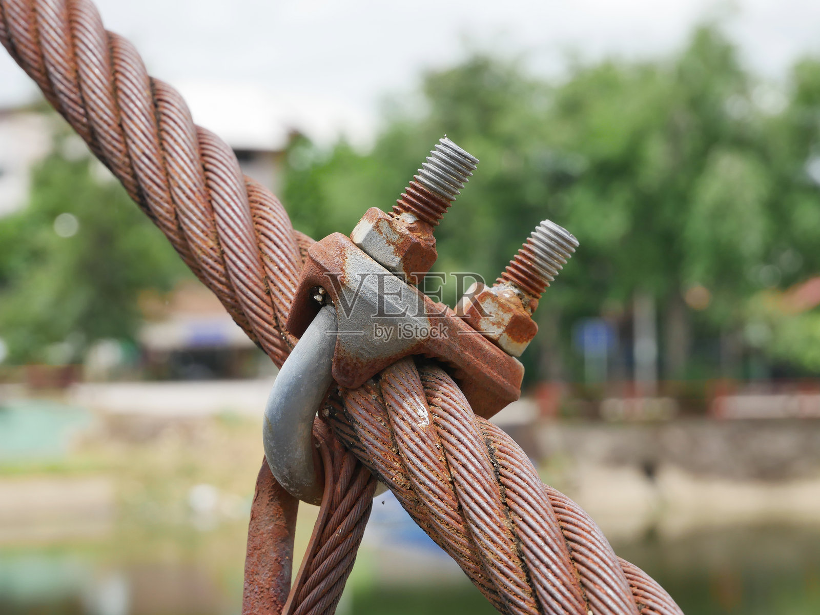 大型工业钢丝绳，连接桥梁。旧状态。照片摄影图片