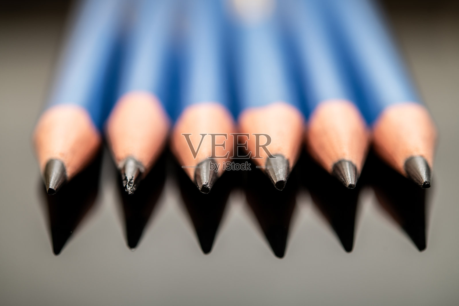 高质量蓝色铅笔集合，尖端锋利，适合创意项目和艺术作品照片摄影图片