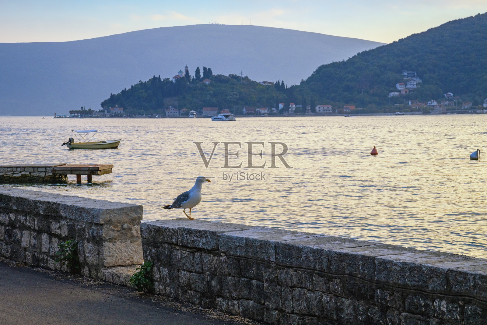 美丽的地中海黄昏景色。黑山，科托尔湾，卡门纳里景观照片摄影图片