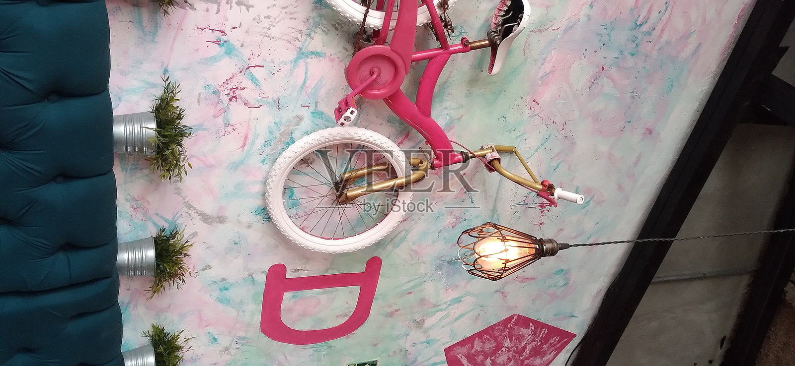 Wall decoration with a bicycle, forming the word food, restaurant interior design, Tomato, Panama City照片摄影图片