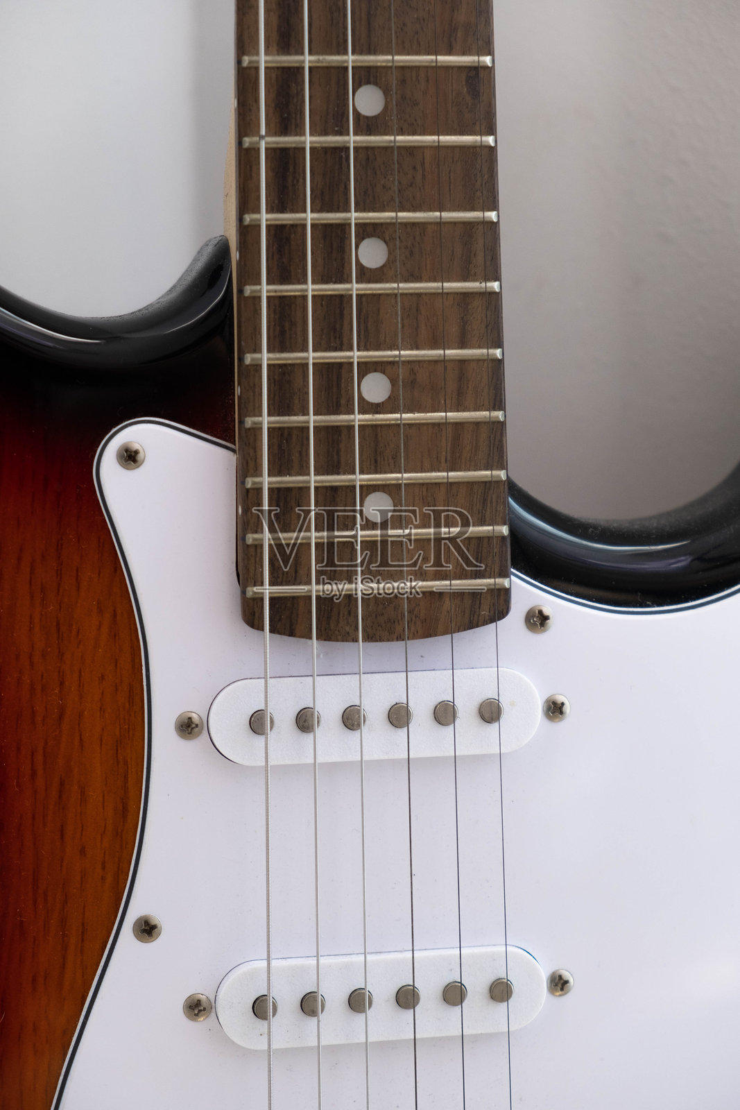 bass guitar brown and white照片摄影图片