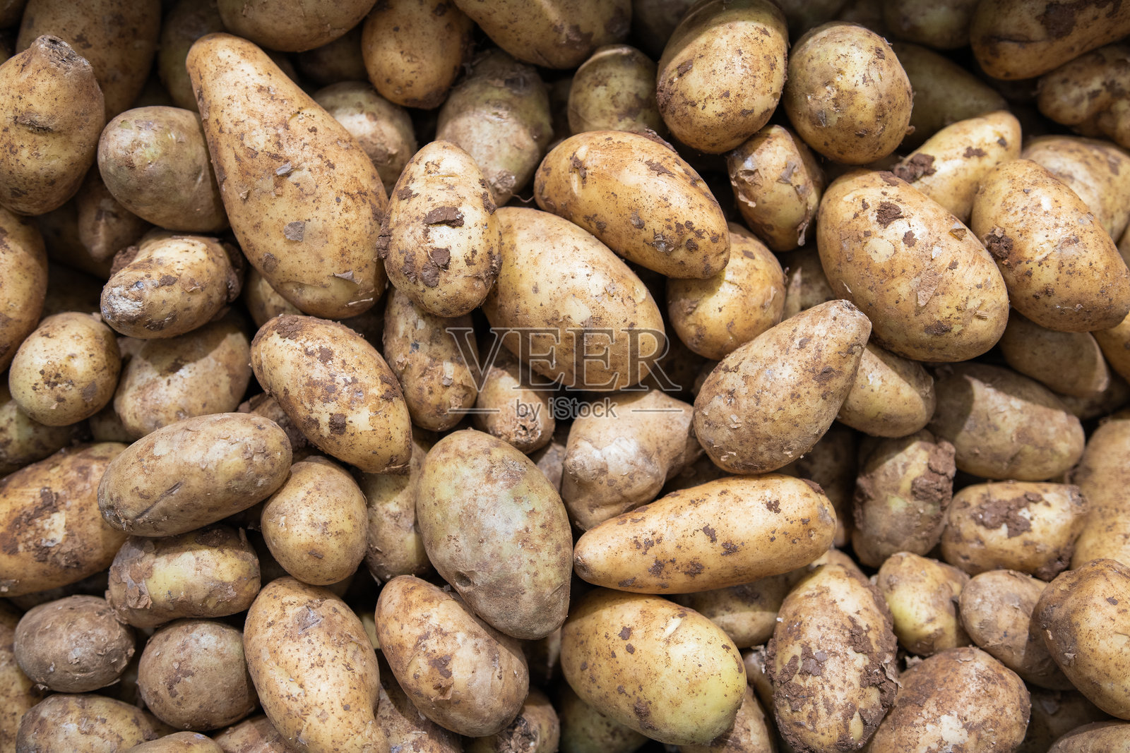 Fresh potatoes, top down view.照片摄影图片