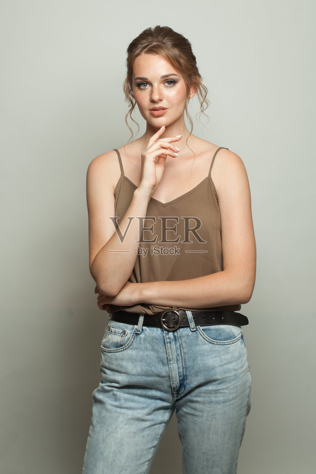 健康时尚模特女性站在白色摄影棚墙壁背景前照片摄影图片