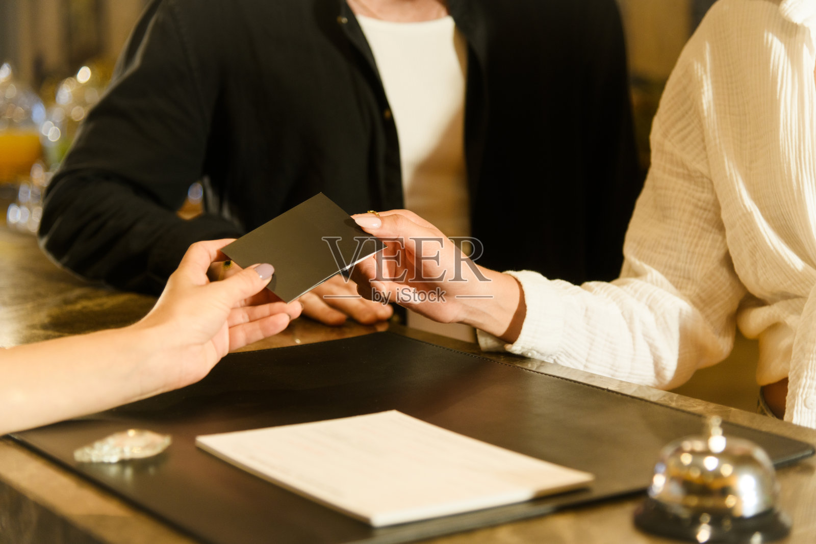 酒店接待处接收房间钥匙的特写镜头照片摄影图片