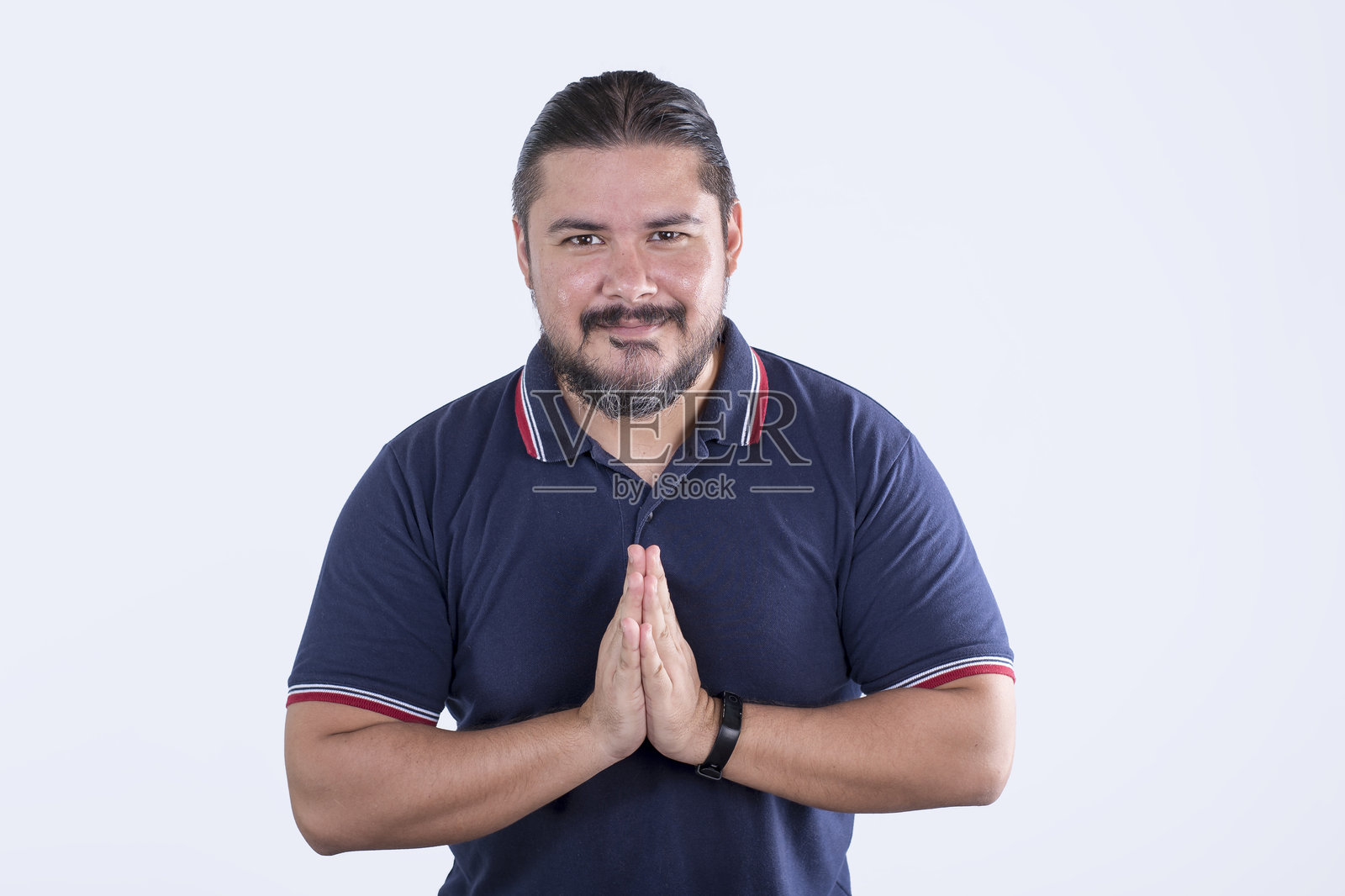 一位留着胡子的男人正面向前方鞠躬致谢，非正式的问候“萨瓦迪卡”。对朋友心存感激。照片摄影图片