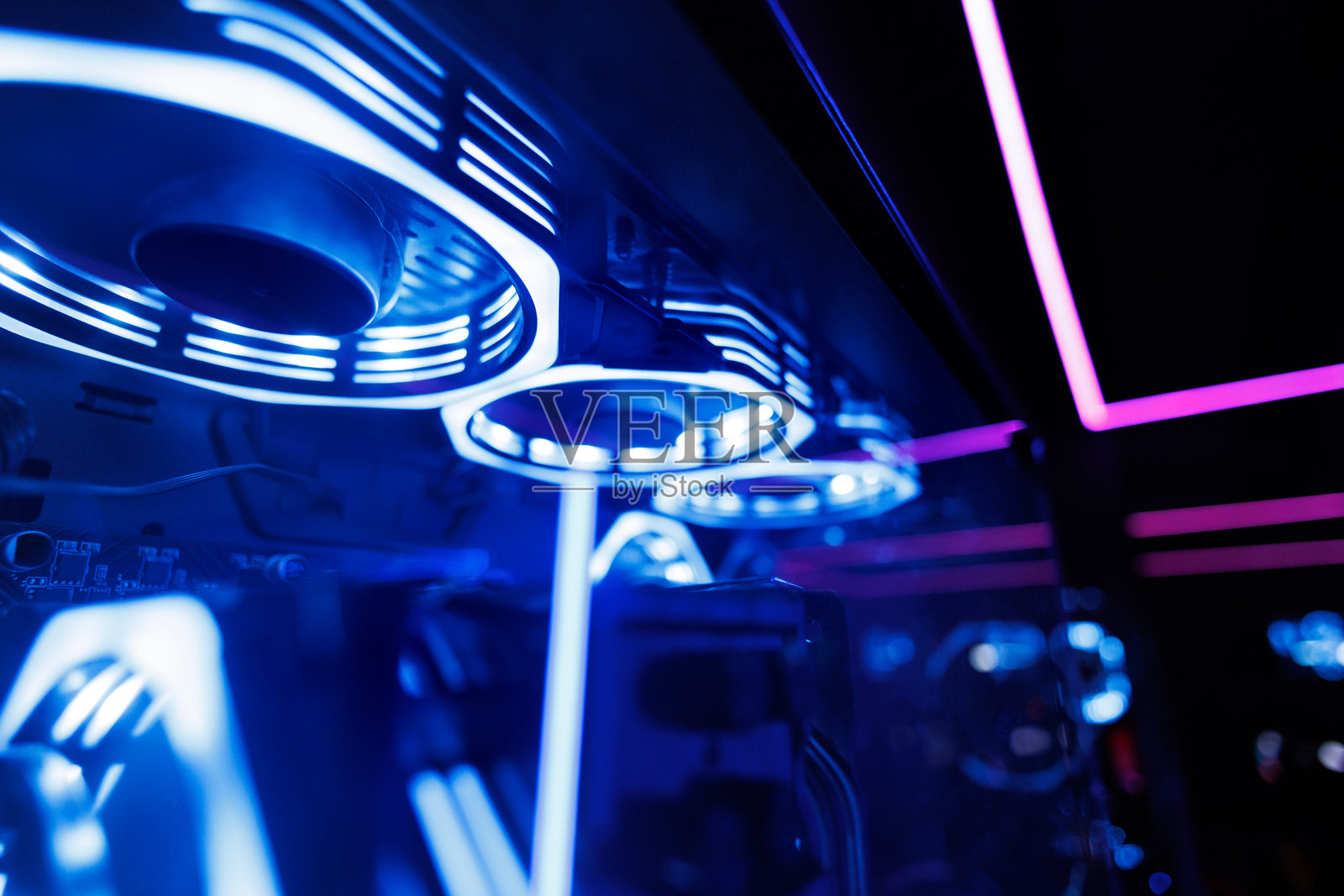 专业游戏电脑，带有霓虹背光，配有耳机，位于游戏俱乐部。照片摄影图片