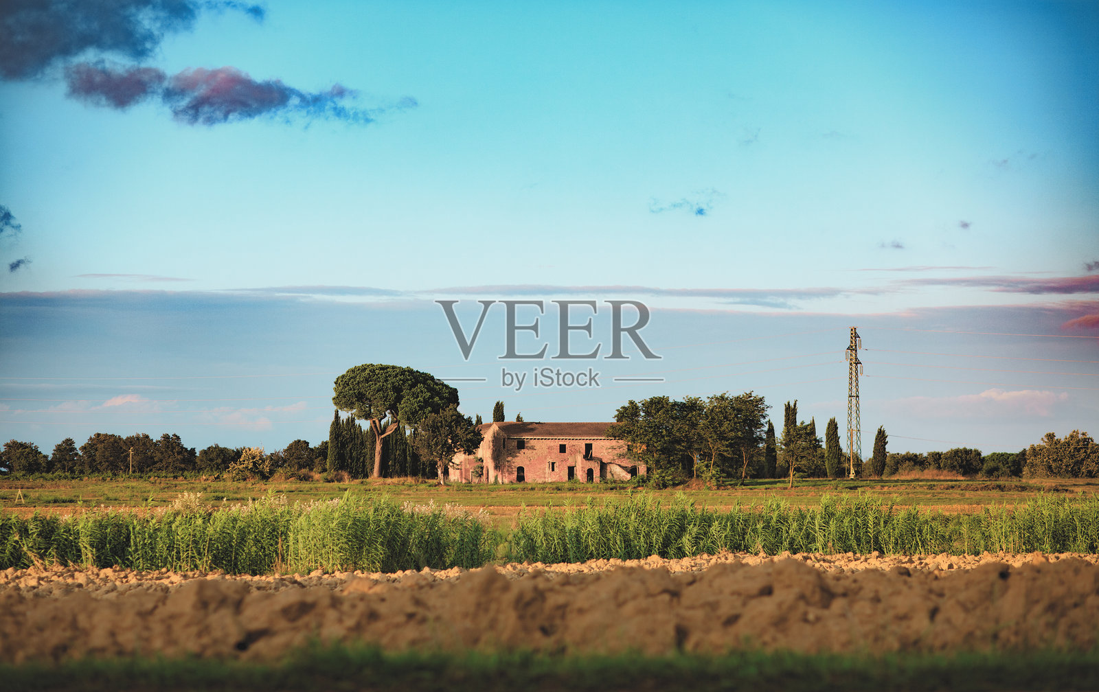 风景如画的托斯卡纳乡村中的老农舍照片摄影图片