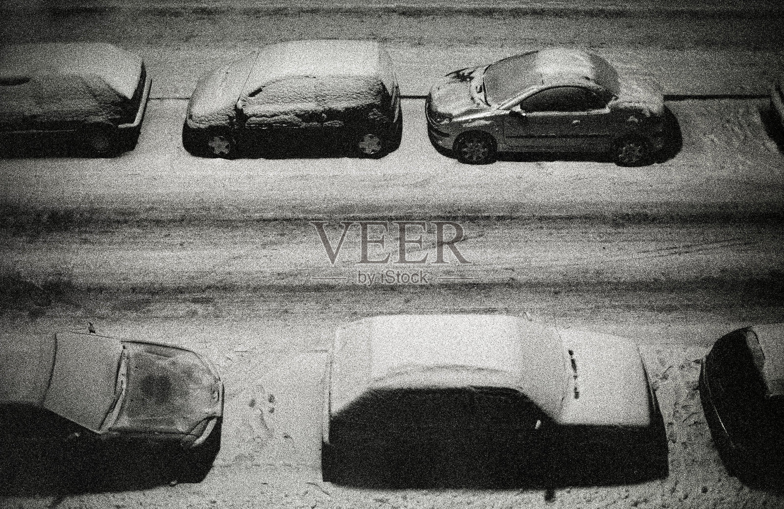 高角度视图的雪覆盖汽车停在街道上照片摄影图片