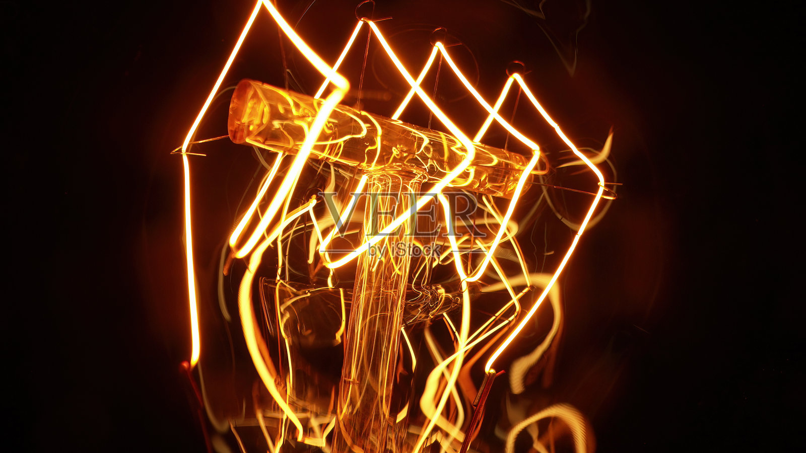 宏观细节的爱迪生钨丝灯泡闪烁，复古风格的灯泡。能源，电力，创新。电能。照片摄影图片