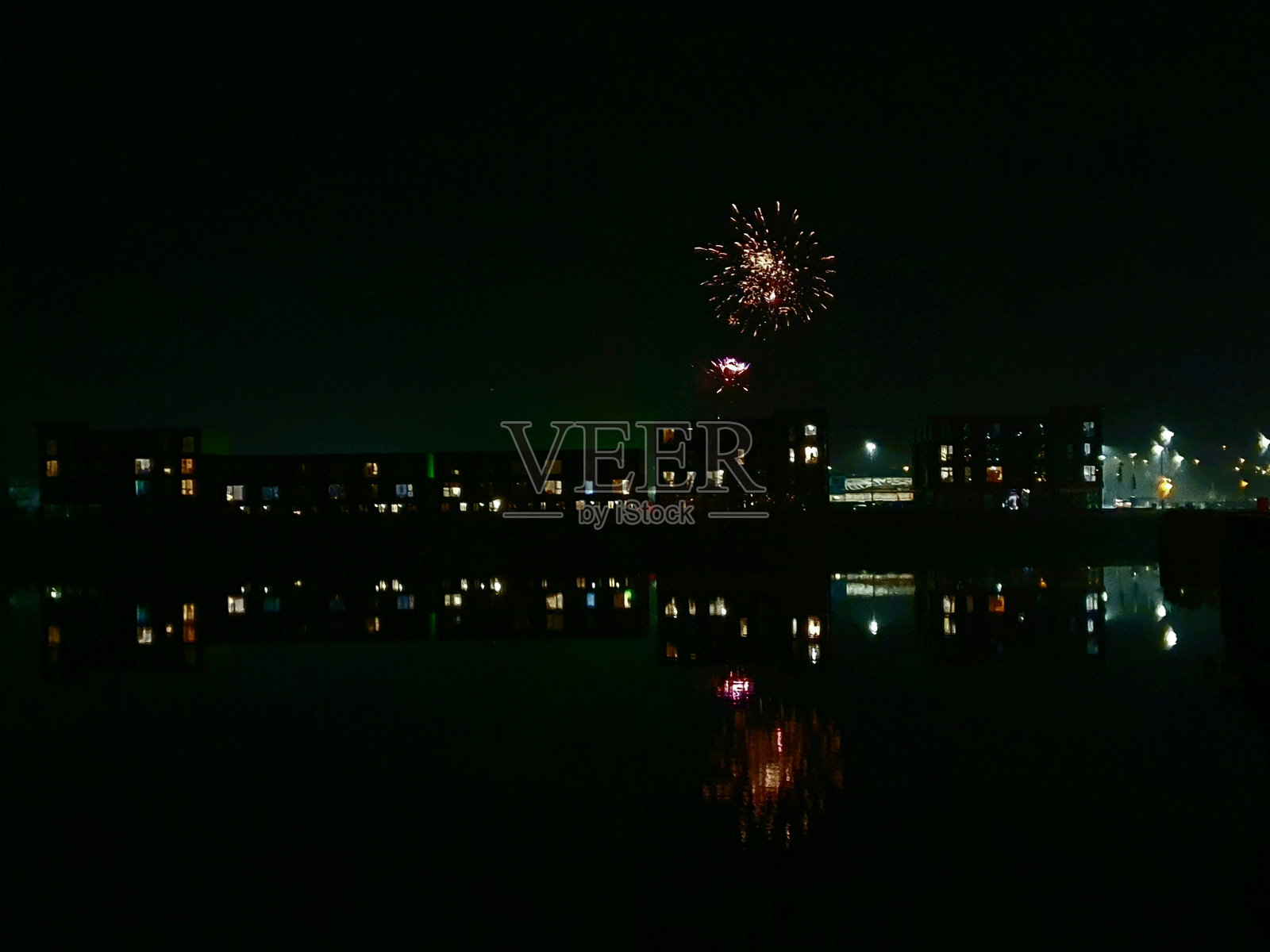 码头上的烟花照片摄影图片