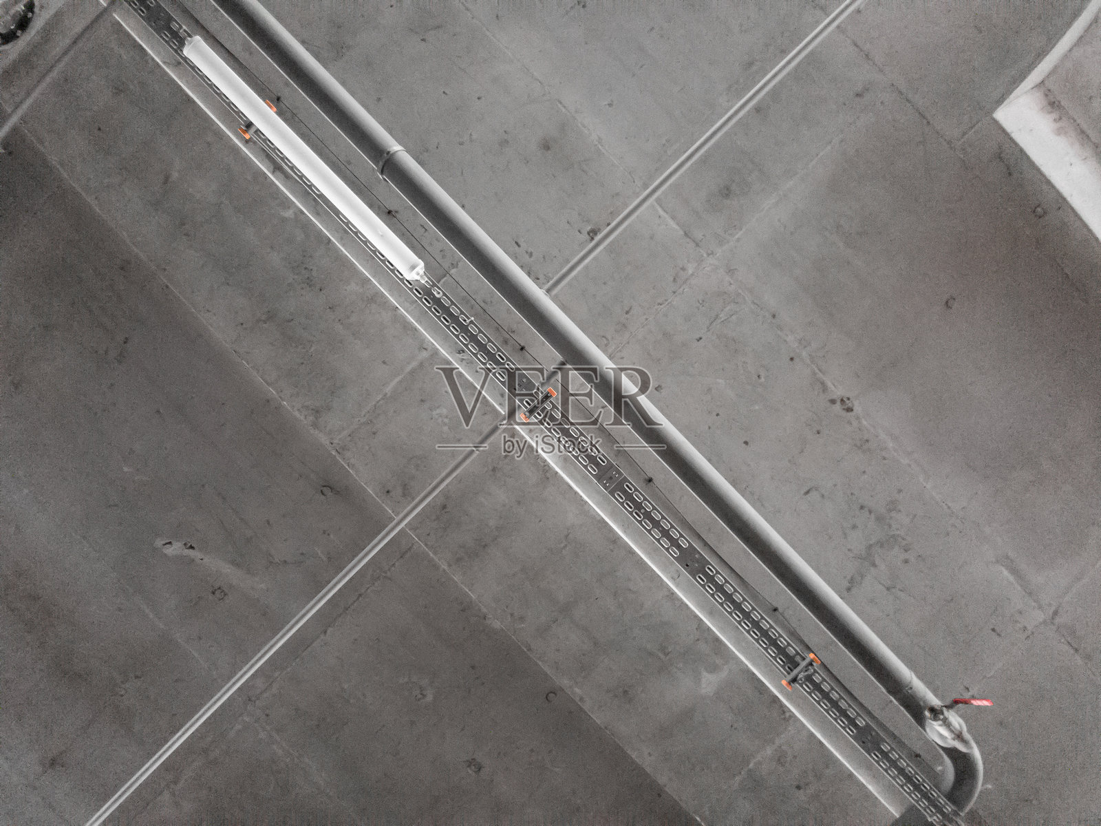 混凝土天花板下的通信。电缆、灯具和管道的通道。照片摄影图片