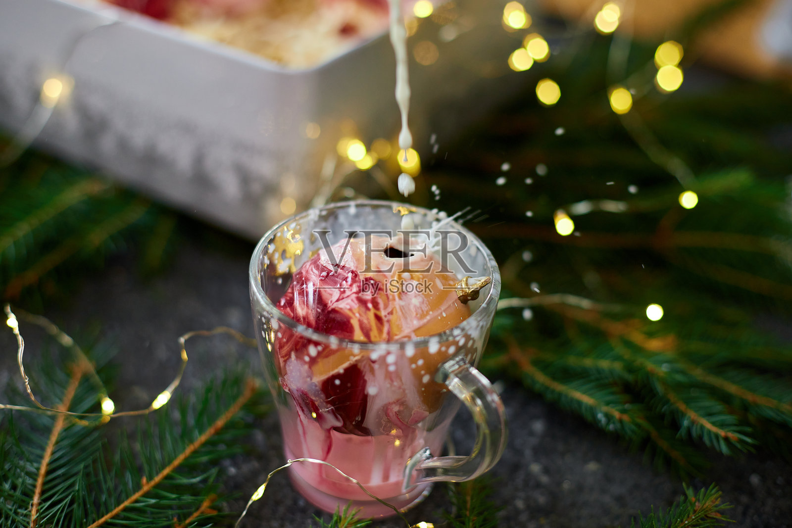 节日甜点，配有棉花糖、鲜奶油和牛奶，在温馨的假日环境中，闪烁的灯光映衬下。照片摄影图片