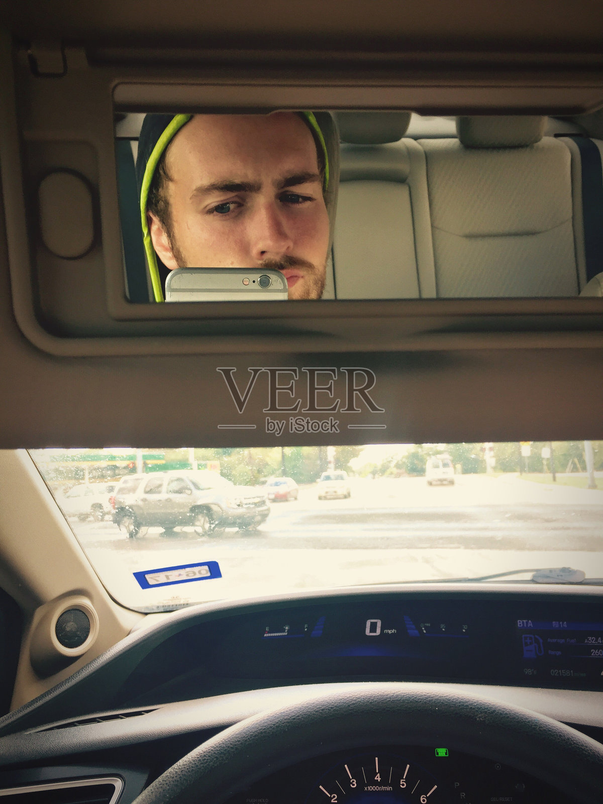 年轻人在车内自拍的倒影照片摄影图片