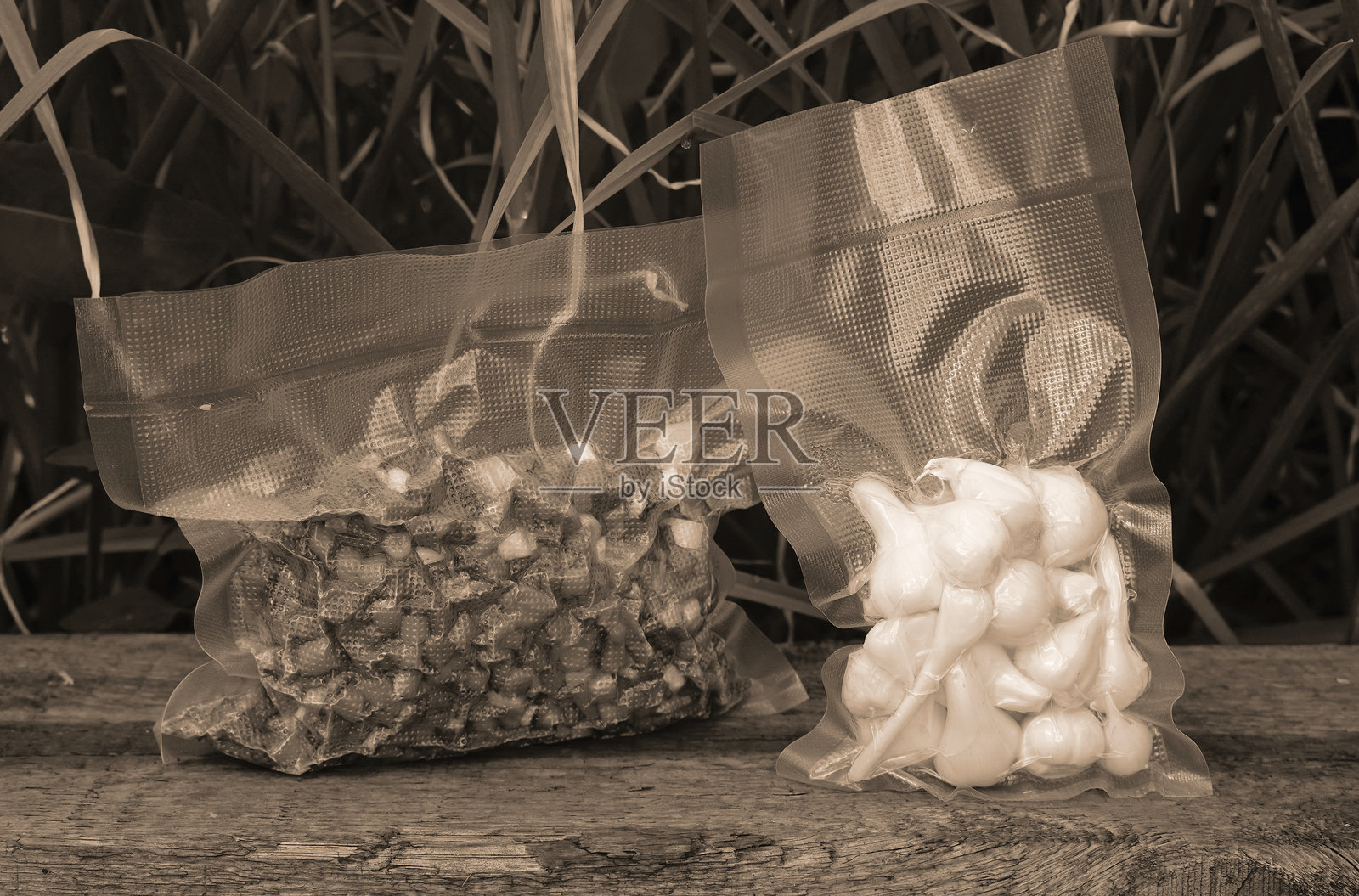 网袋中的棕褐色大蒜瓣特写照片摄影图片