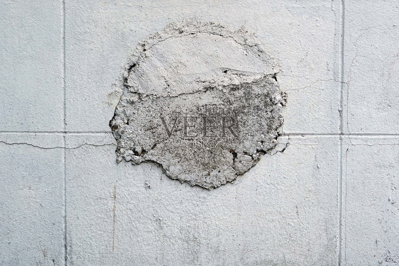 水泥围墙，修补，填补水泥孔洞。照片摄影图片