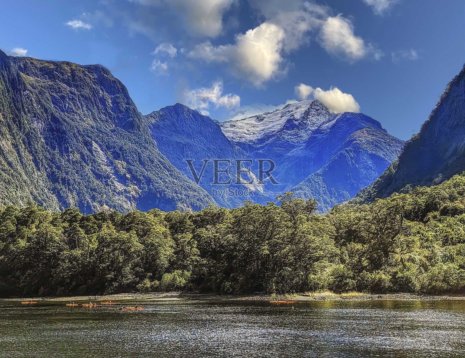 米尔福德峡湾，新西兰菲奥德兰国家公园照片摄影图片