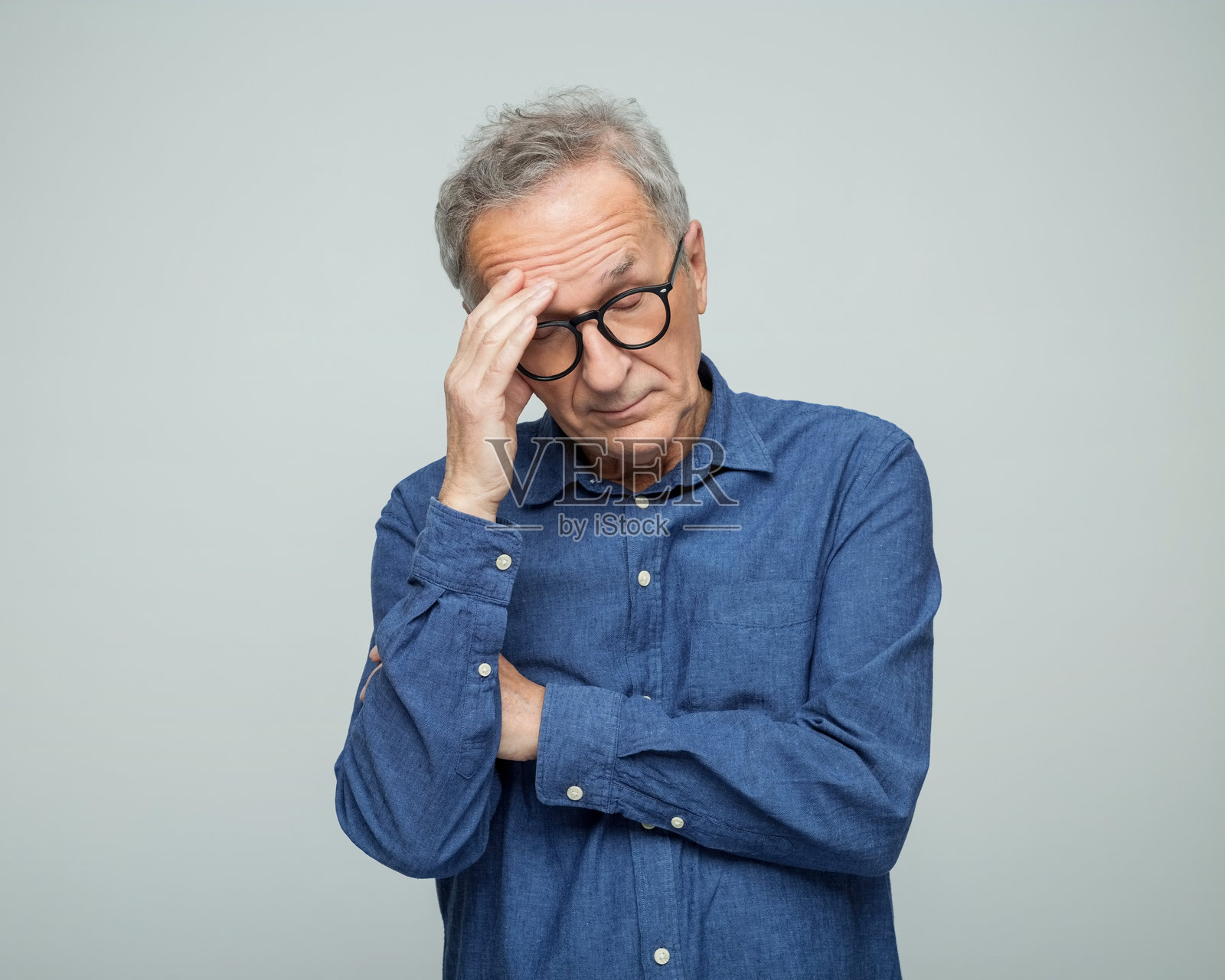 忧虑的老年男性肖像照片摄影图片