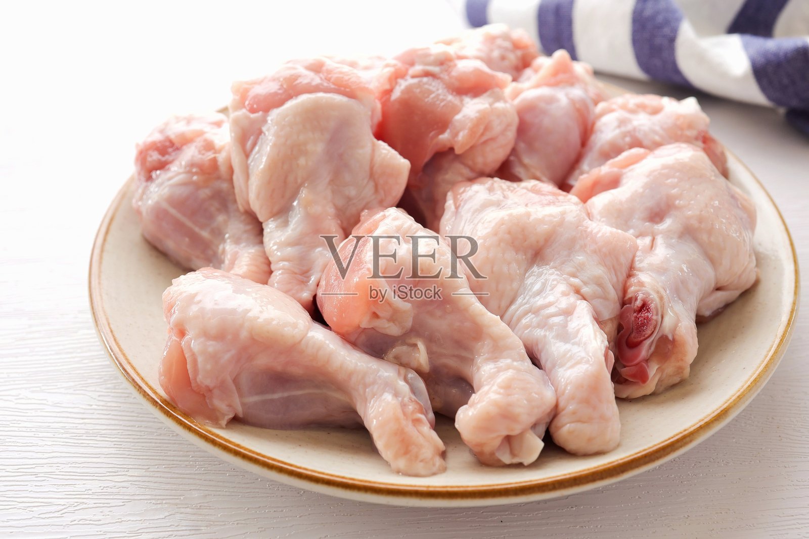 新鲜鸡肉，生鸡肉翅膀棒照片摄影图片