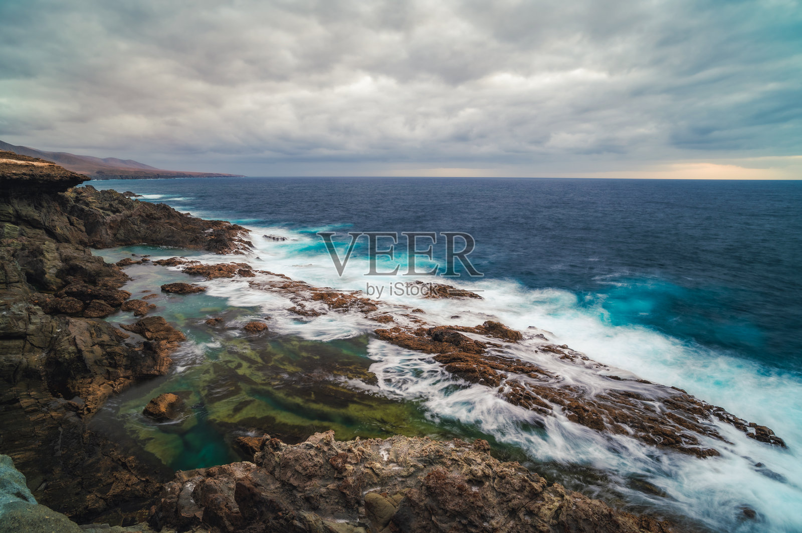 海上日落，色彩绚丽照片摄影图片