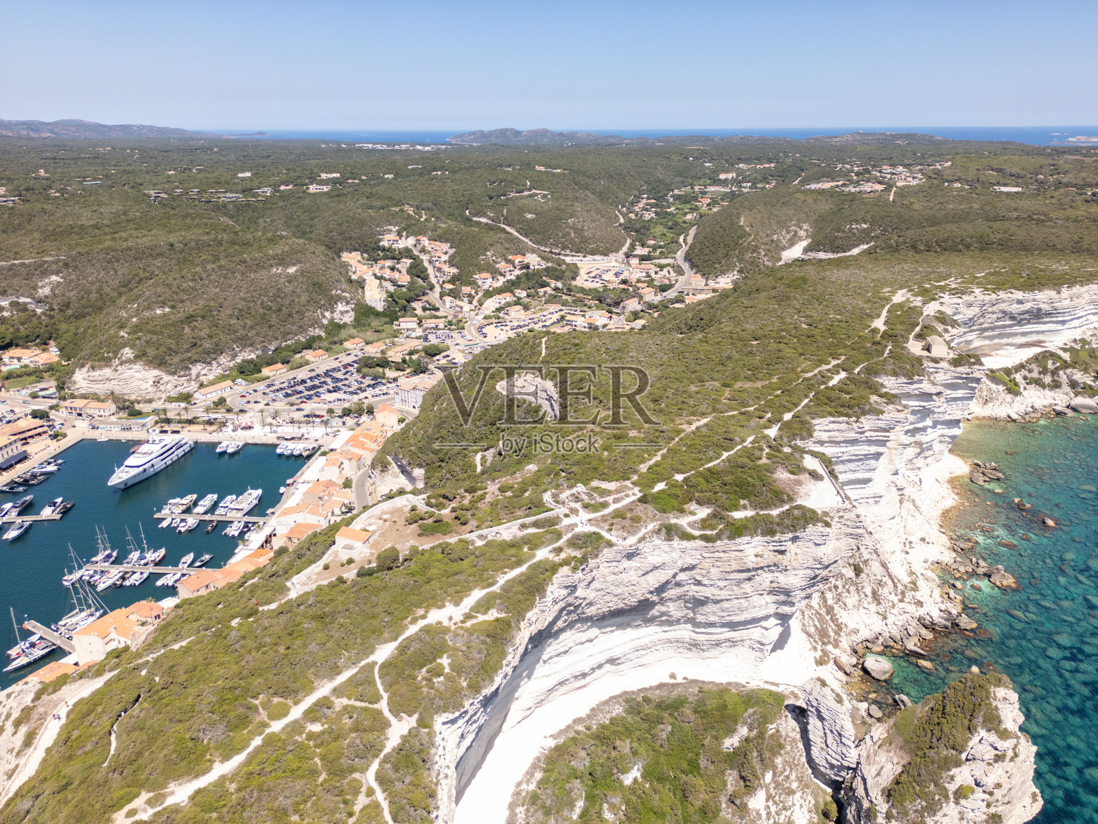 博尼法乔港口及石灰岩悬崖的鸟瞰图照片摄影图片