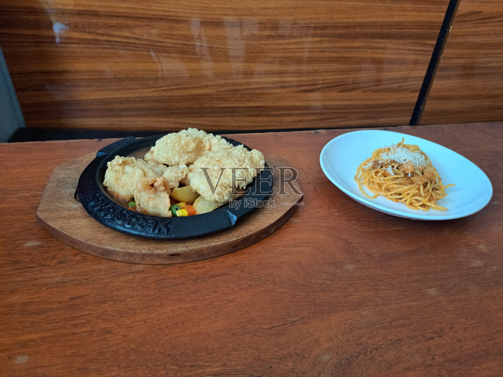 脆皮鸡排和意大利肉酱面。菜单。照片摄影图片