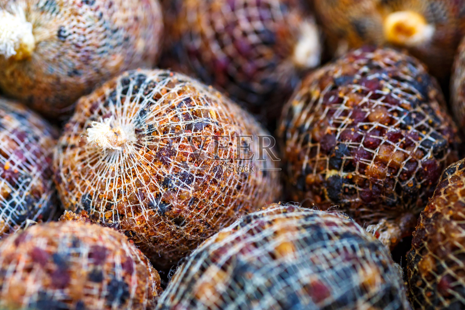 湖边的鲤鱼垂钓时光。饵料桶里装满了混合的鲤鱼和鳟鱼颗粒，用于PVA棒。鲤鱼钓饵散料。鲤鱼钓鱼。照片摄影图片