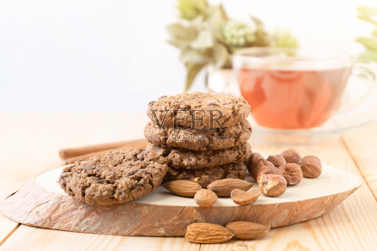 杏仁燕麦饼干和一杯茶照片摄影图片