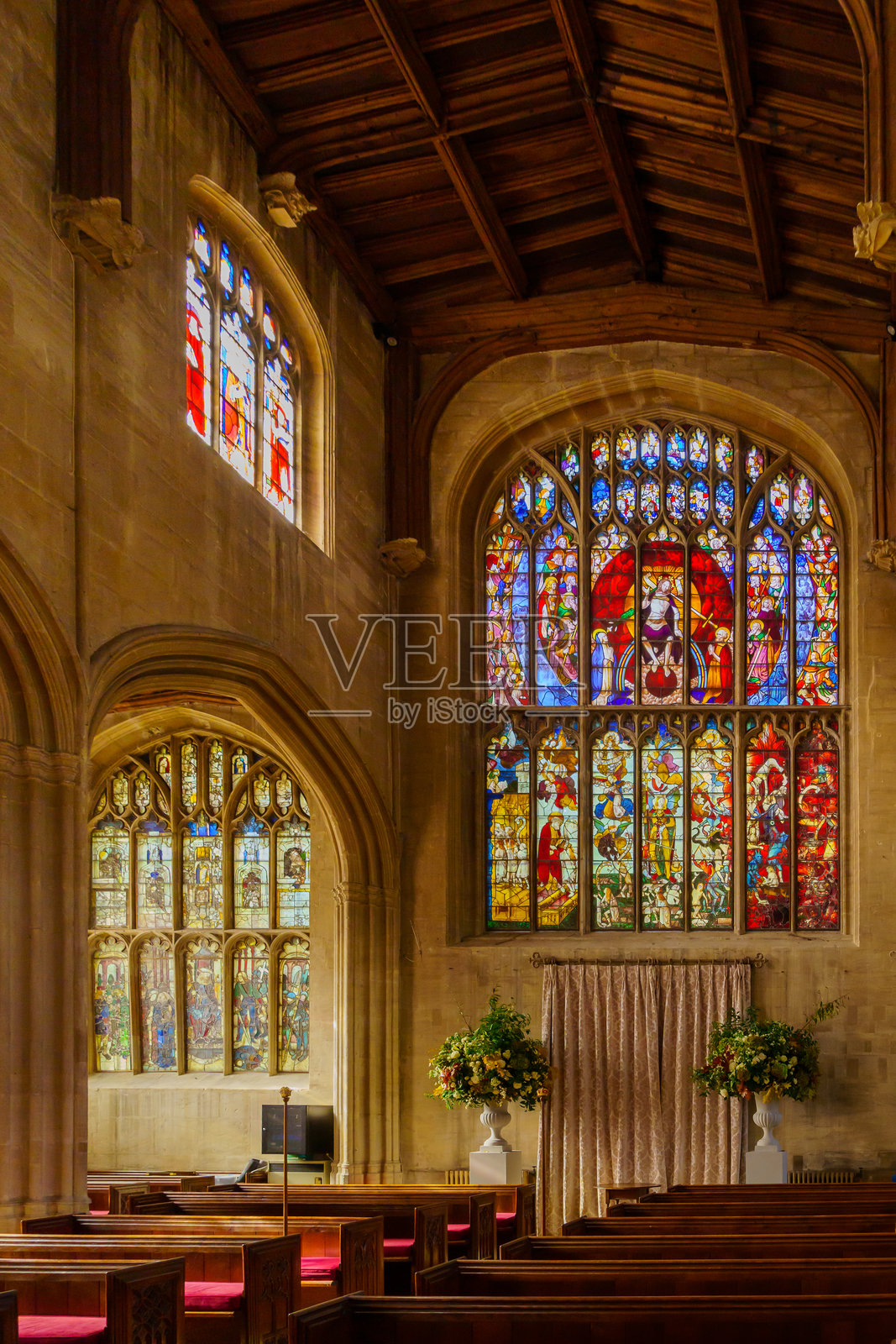 圣玛丽教堂内部及其彩色玻璃窗，费尔福德照片摄影图片