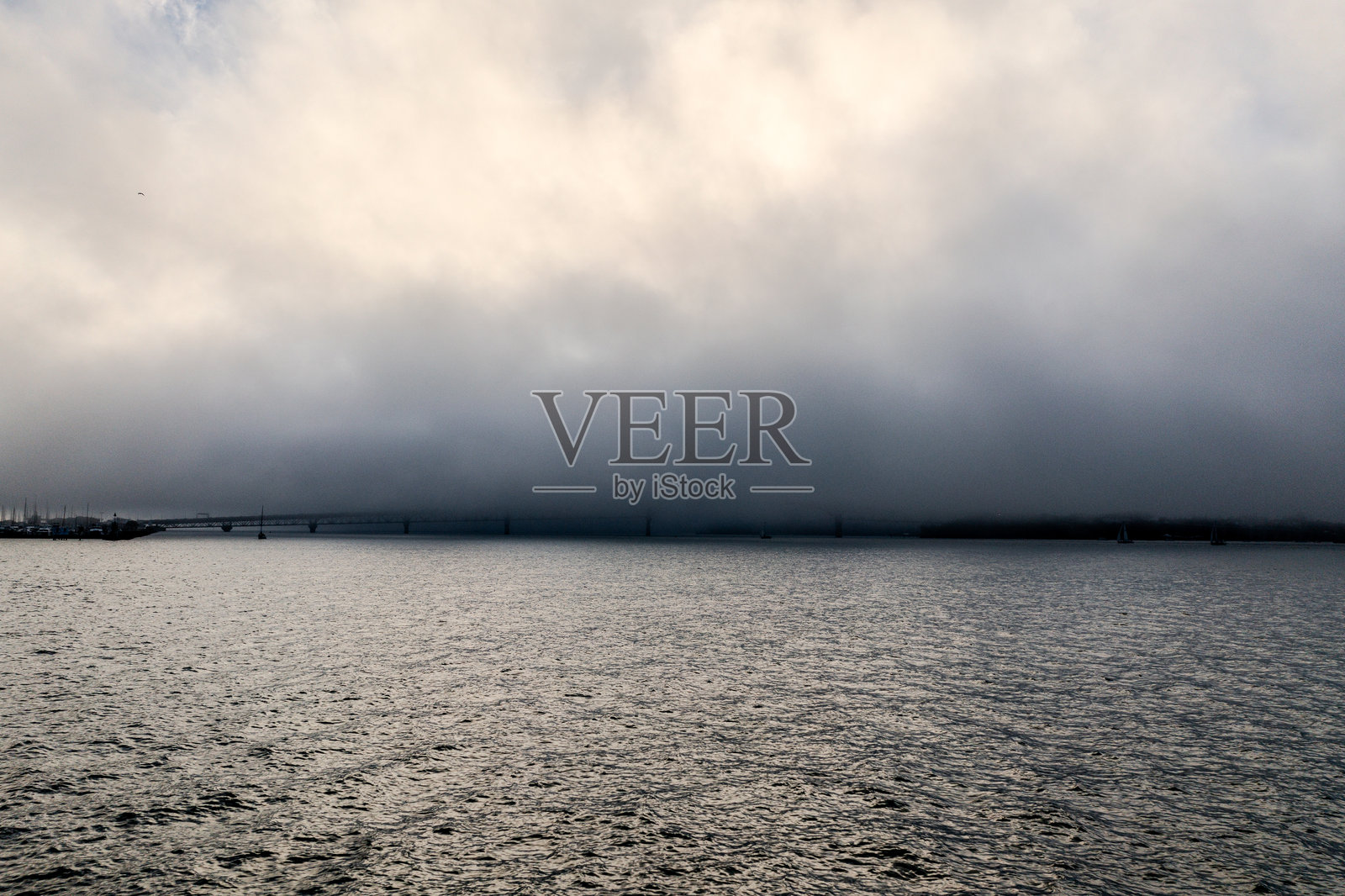 雾蒙蒙的地平线照片摄影图片