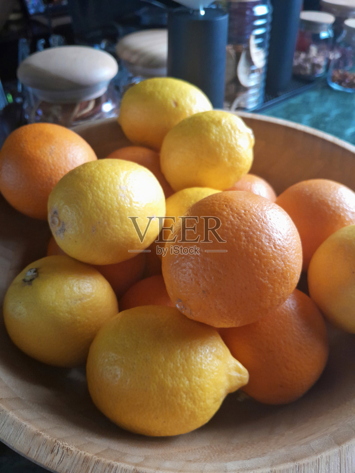 在黑色背景下， rustic 木质表面上摆放的水果照片摄影图片