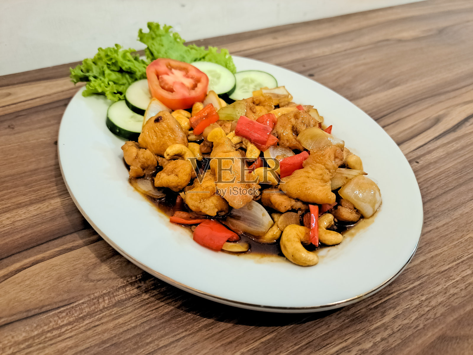 美味的宫保鸡丁是用鸡肉和腰果制作的，味道微辣、甜美且咸香。菜单。照片摄影图片