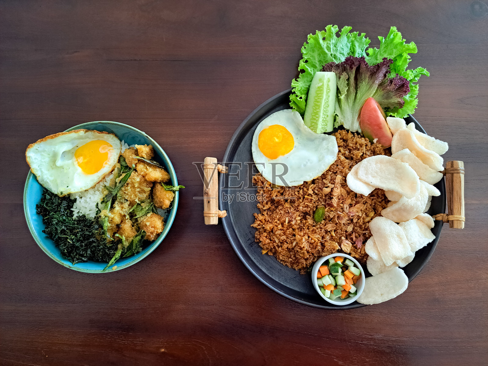 鱼咖喱饭碗配茉莉香米、炸多莉鱼、太阳蛋、咖喱酱和香脆炸菠菜照片摄影图片